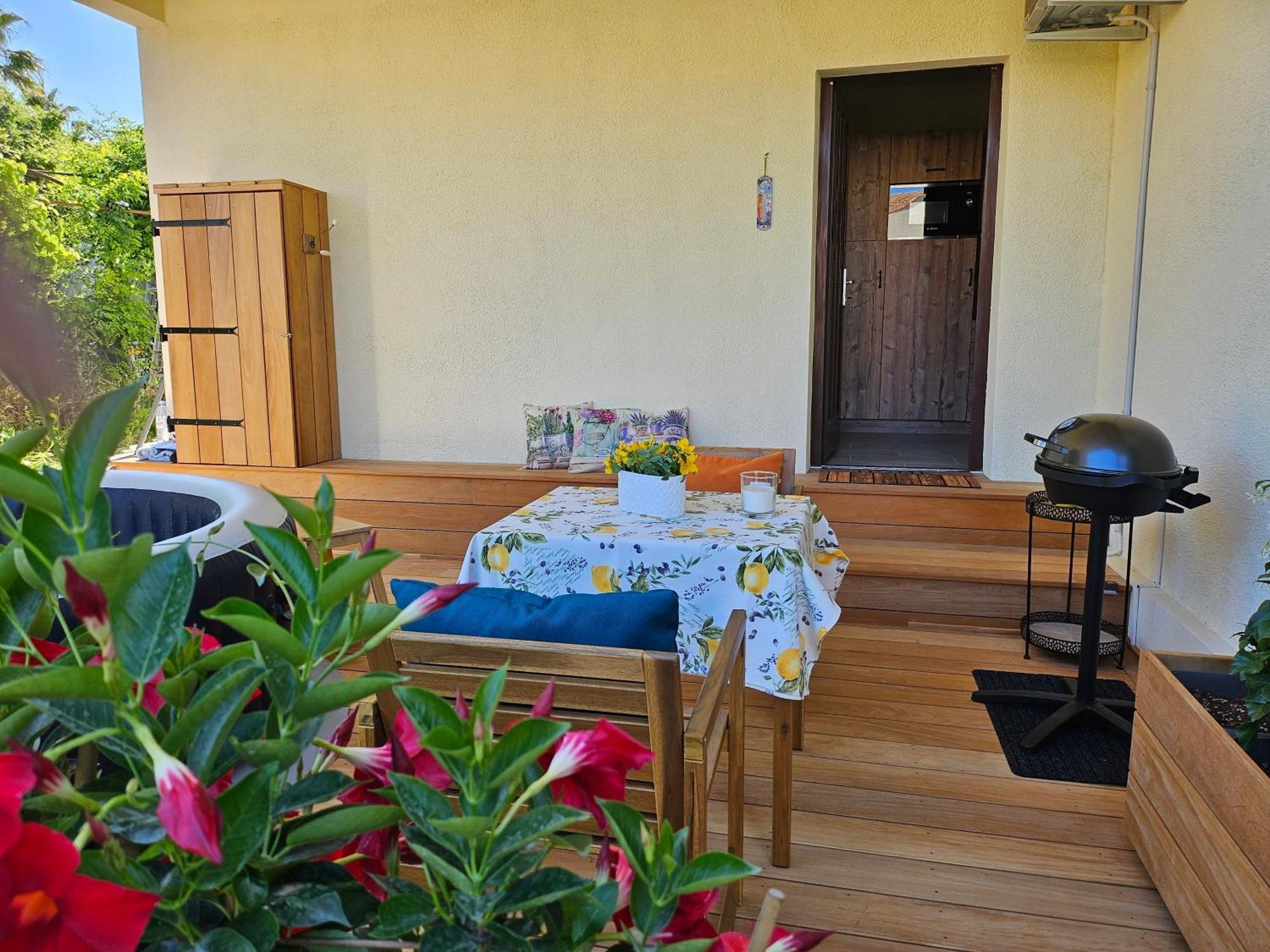 Charmant Studio Pres De La Plage Avec Jacuzzi Et Terrasse Privative Villeneuve-Loubet Dış mekan fotoğraf