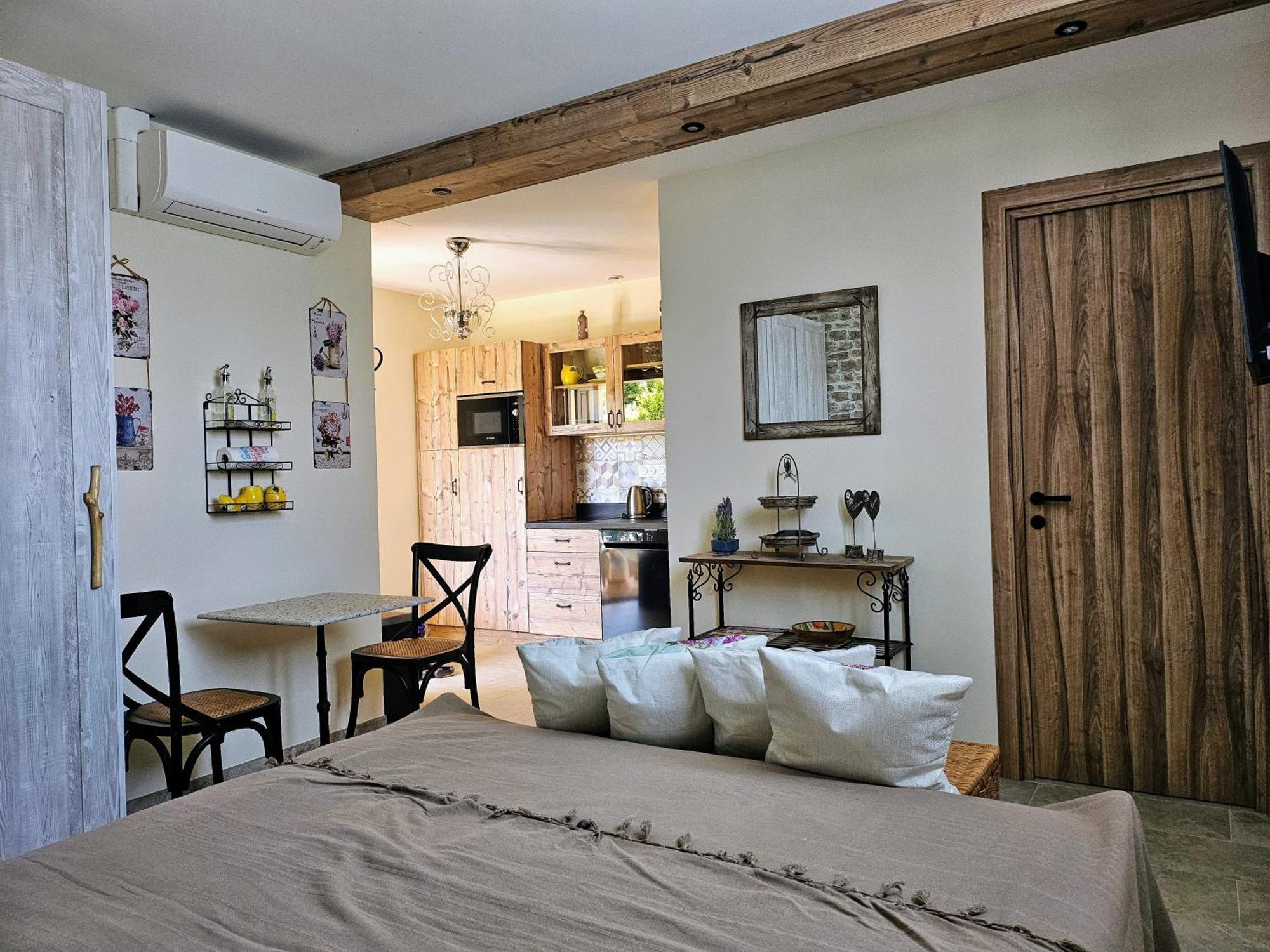 Charmant Studio Pres De La Plage Avec Jacuzzi Et Terrasse Privative Villeneuve-Loubet Dış mekan fotoğraf